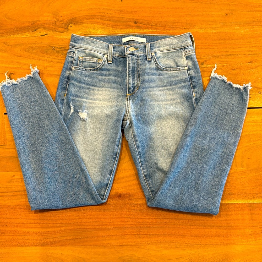 Joe’s Mid Rise Skinny Ankle Jeans with Shark Bite Hem. Size 27.